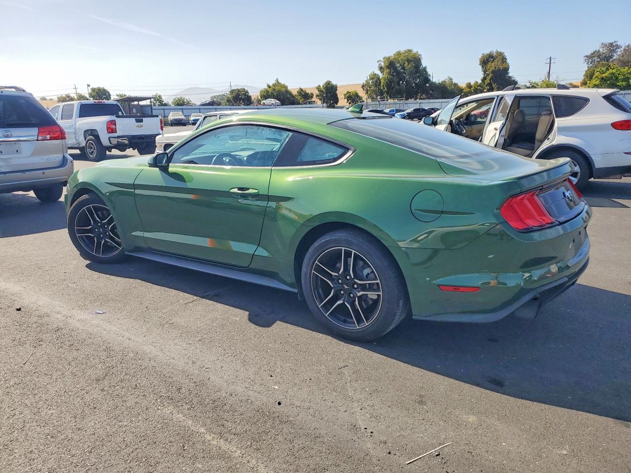2022 Ford Mustang - zdjęcie 2