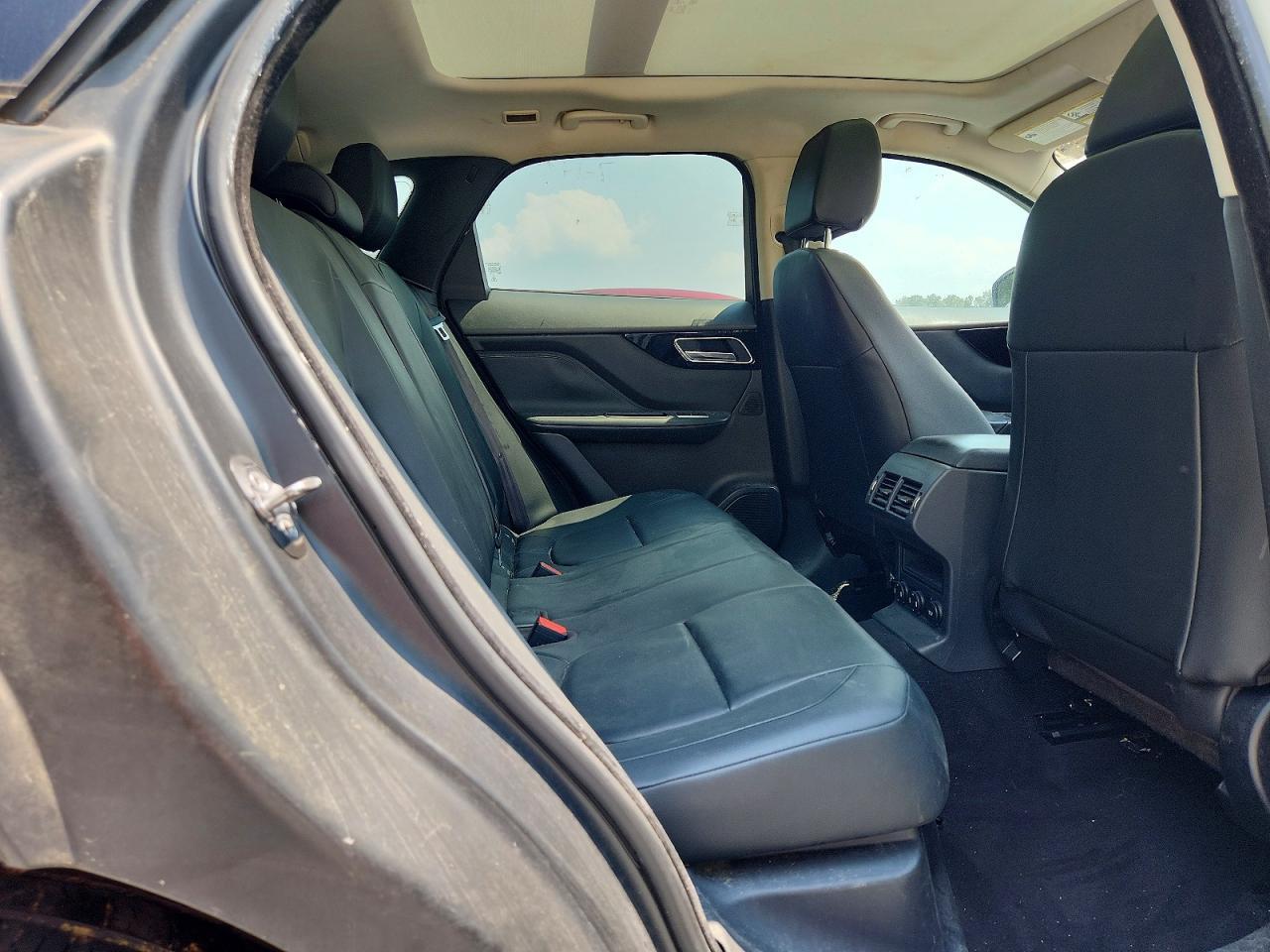 2017 Jaguar F-Pace - zdjęcie 11