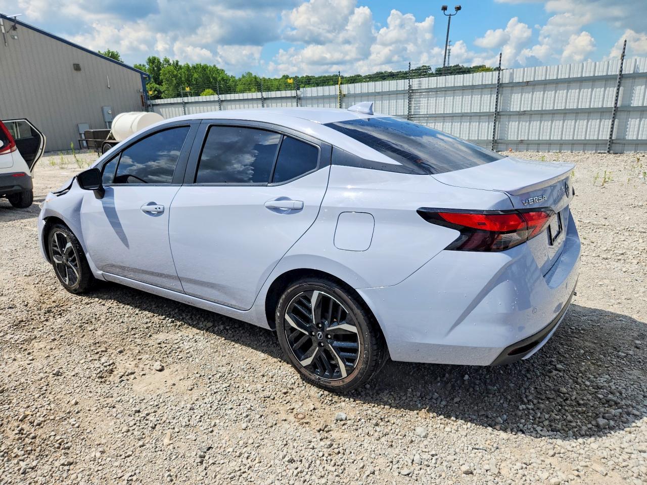 2024 Nissan Versa Sr - zdjęcie 2