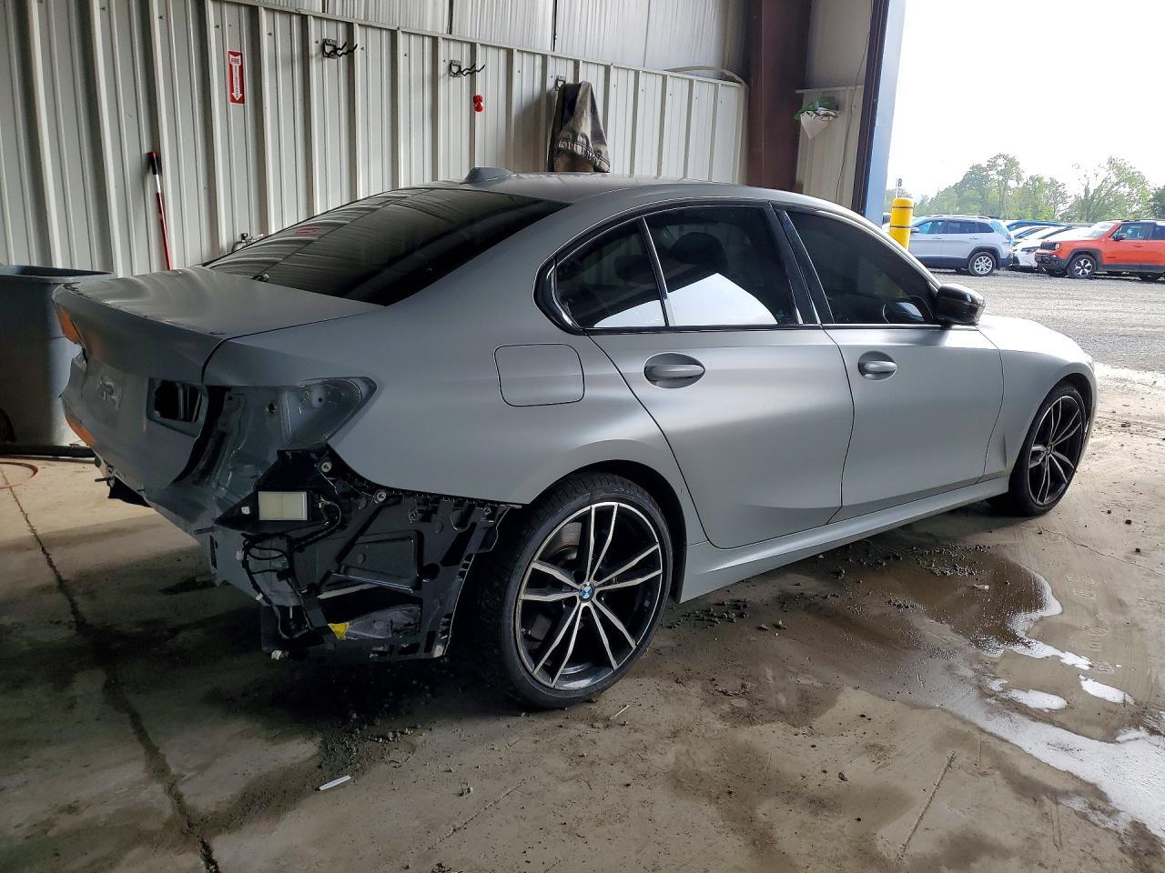 2023 BMW Seria 3 330i - zdjęcie 3