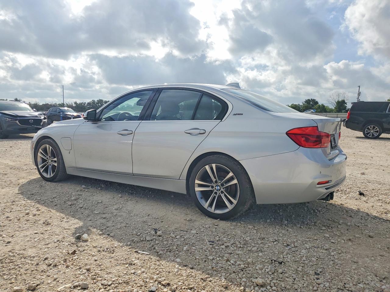 2017 BMW 330E - zdjęcie 2