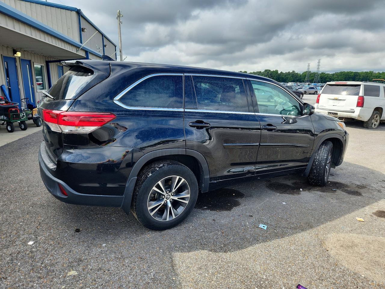 2017 Toyota Highlander Le Plus - zdjęcie 3