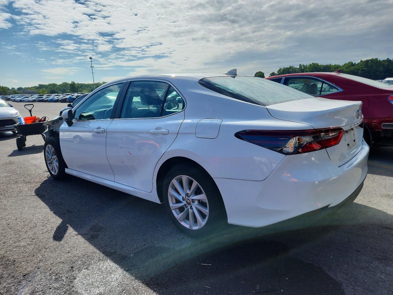 2023 Toyota Camry Le - zdjęcie 2