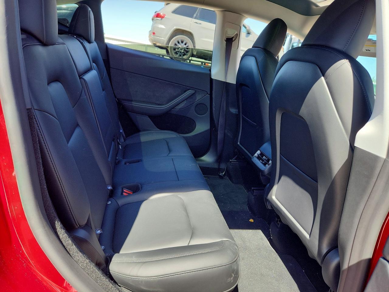 2025 Tesla Model Y - zdjęcie 10