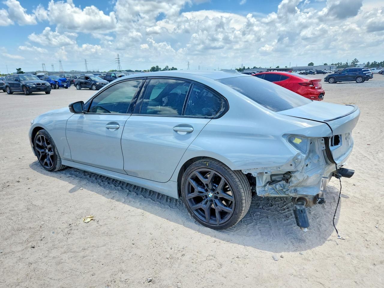 2025 BMW 330I - zdjęcie 2