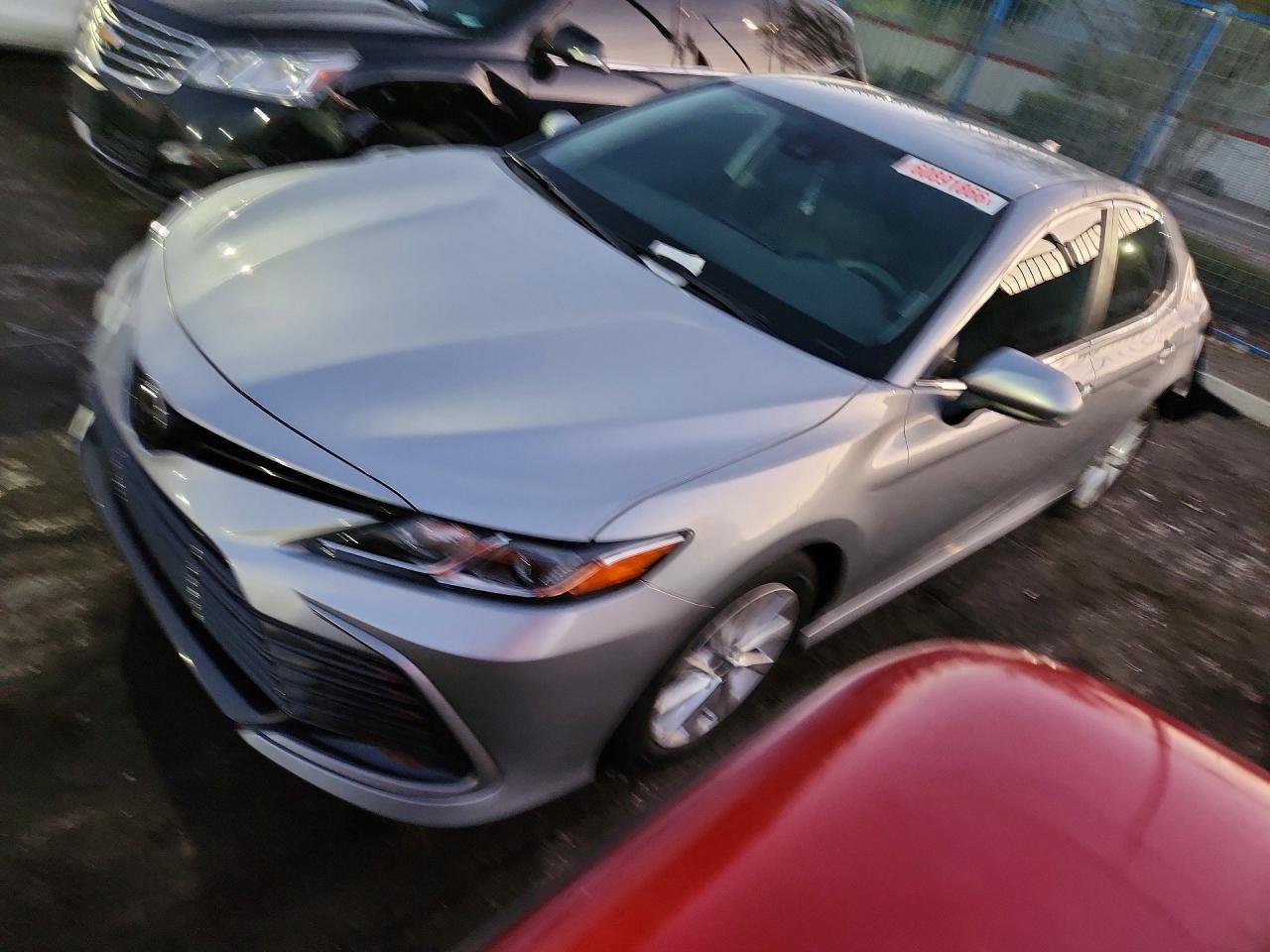 2024 Toyota Camry Le - zdjęcie główne
