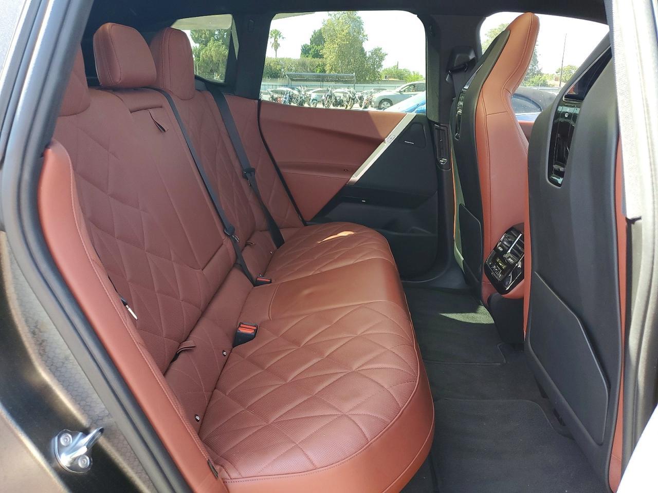 2025 BMW Ix xDrive50 - zdjęcie 11