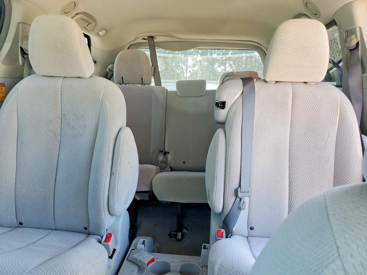 2014 Toyota Sienna Le - zdjęcie 10