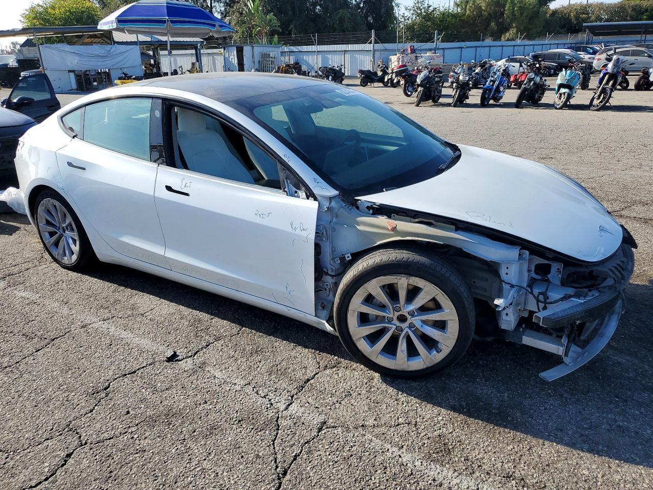 2022 Tesla Model 3 - zdjęcie 4
