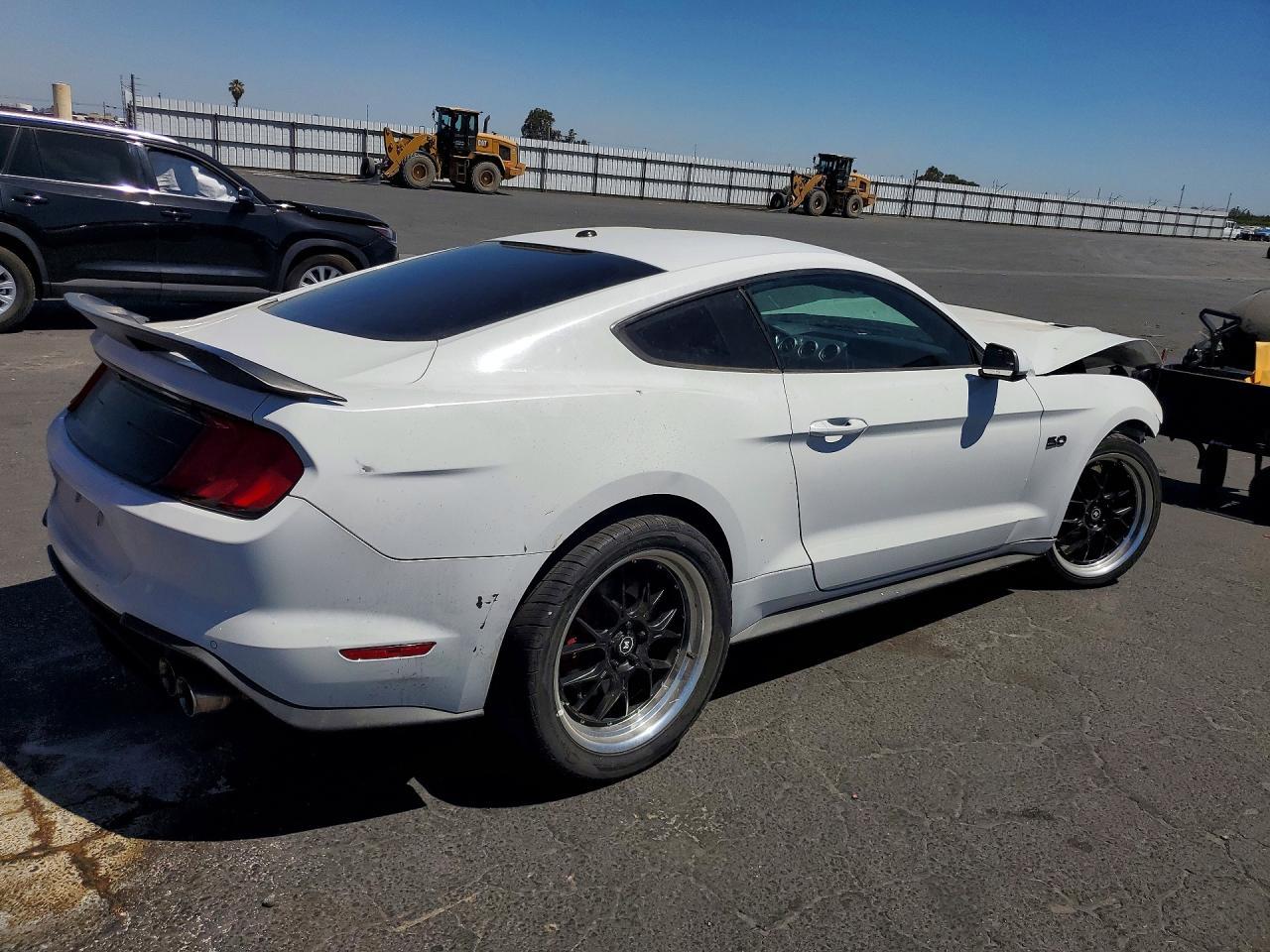 2020 Ford Mustang Gt - zdjęcie 3