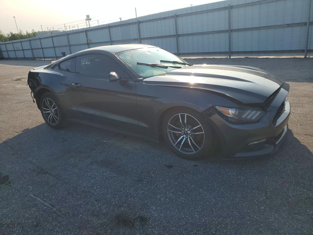 2017 Ford Mustang - zdjęcie 4