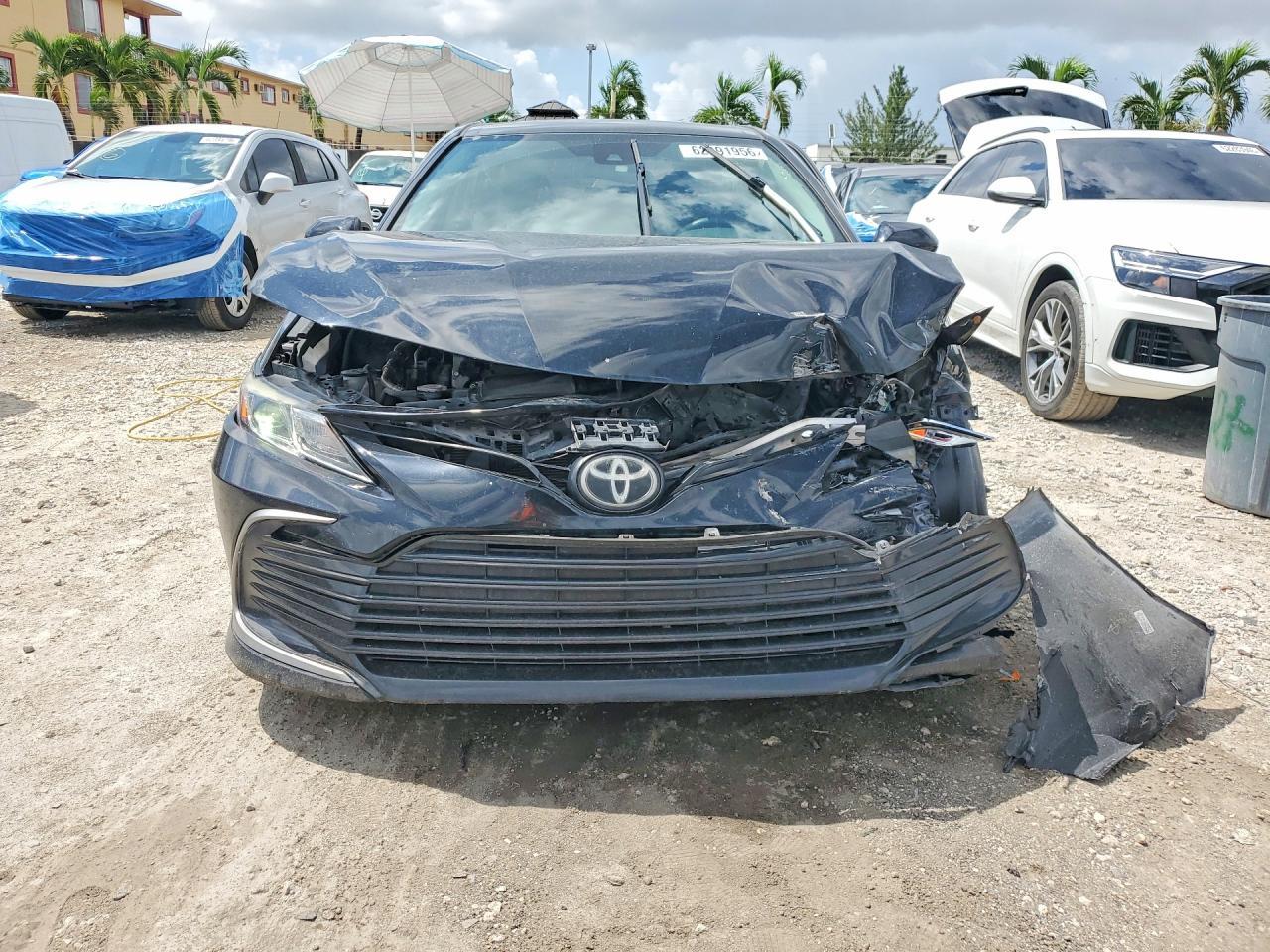 2022 Toyota Camry Le - zdjęcie 9