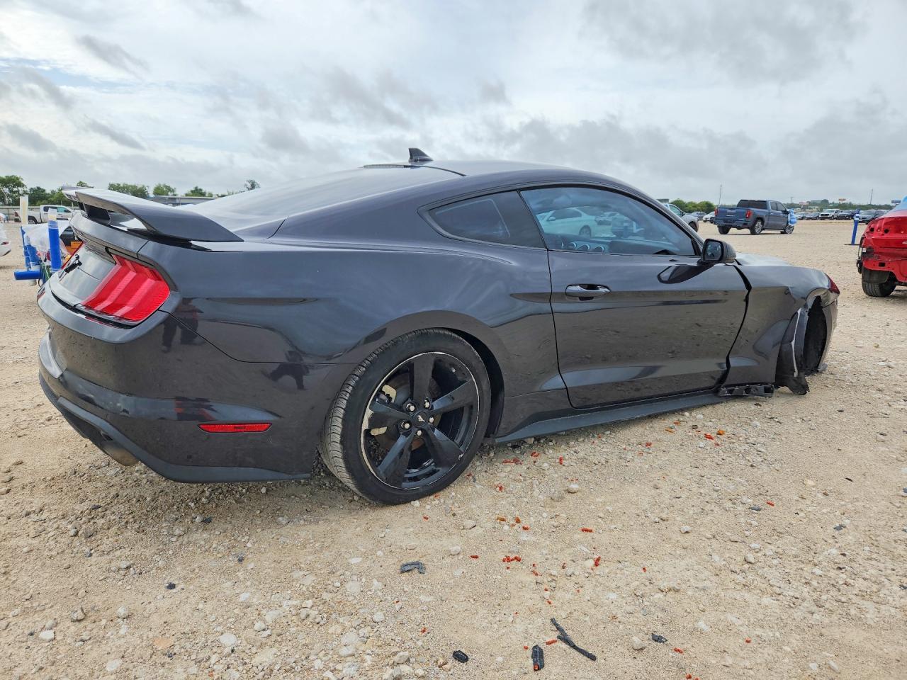 2022 Ford Mustang - zdjęcie 3