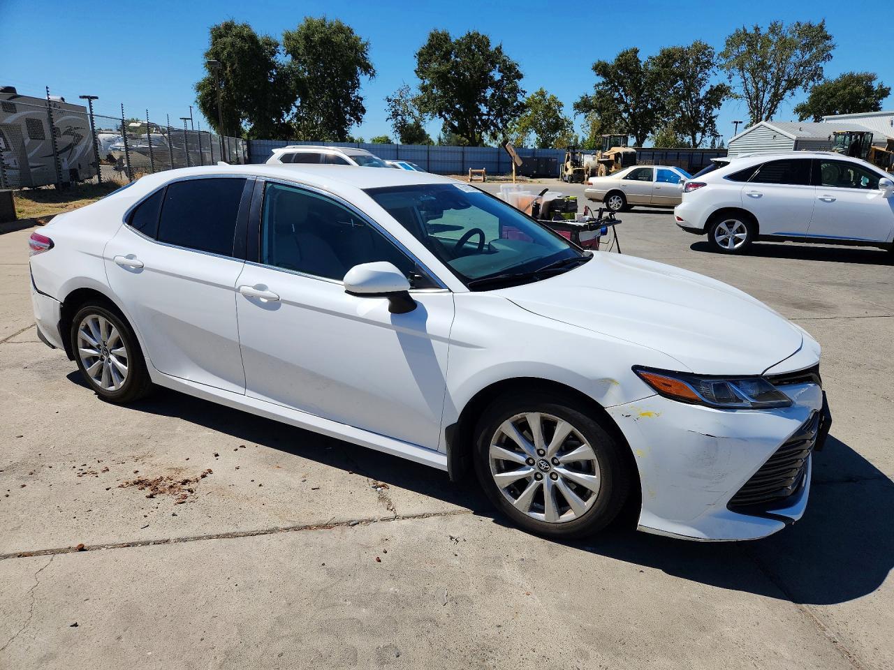 2020 Toyota Camry Le - zdjęcie 4
