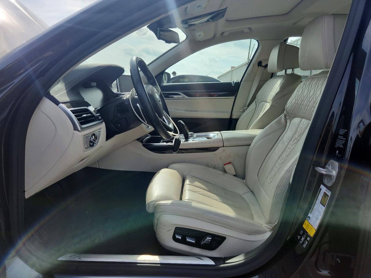 2021 BMW Seria 7 740i - zdjęcie 7