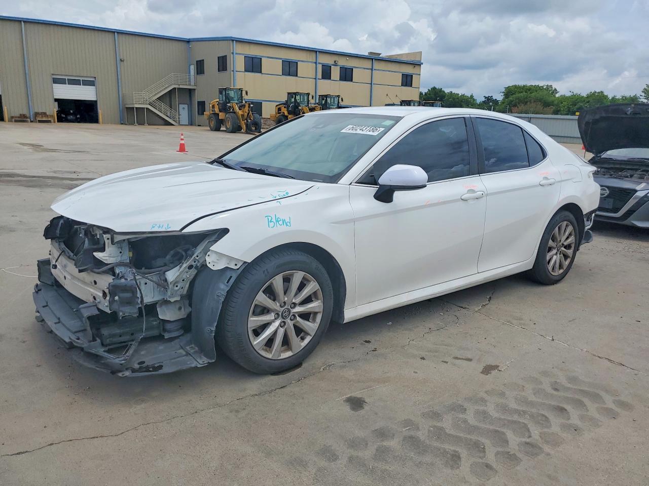 2020 Toyota Camry Le - zdjęcie główne