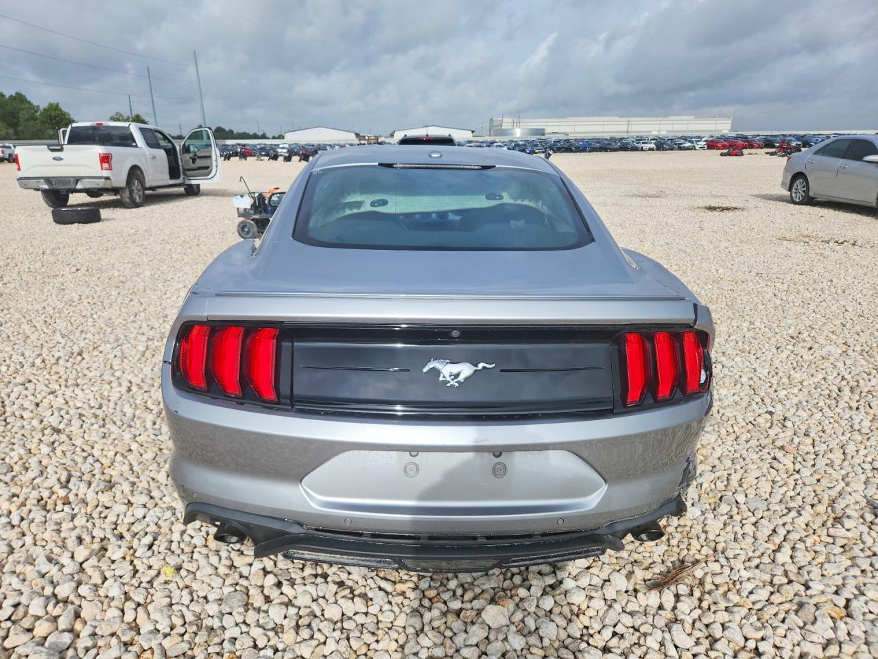 2020 Ford Mustang - zdjęcie 6