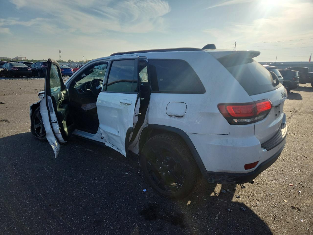 2019 Jeep Grand Cherokee Laredo - zdjęcie 2