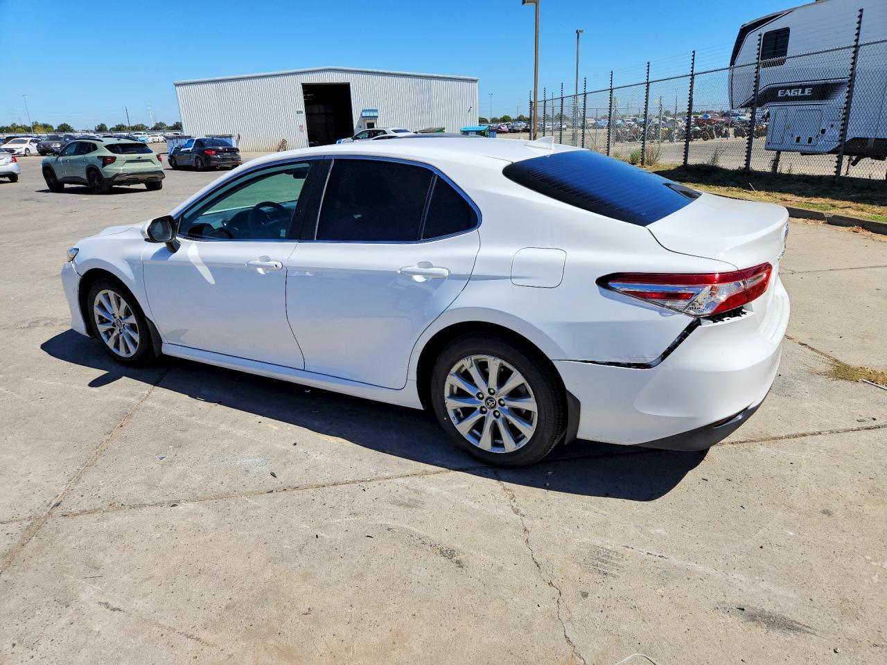2020 Toyota Camry Le - zdjęcie 2