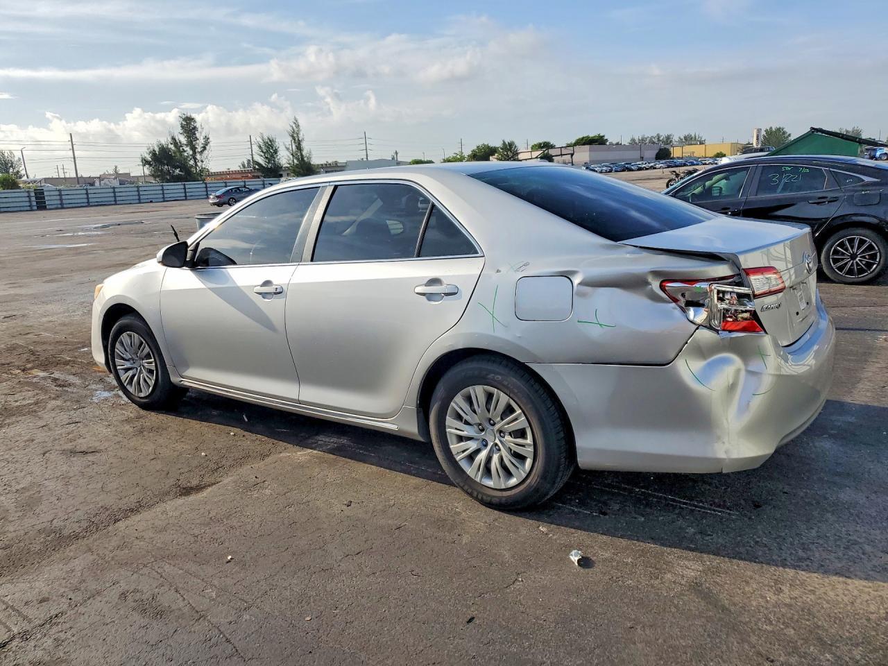 2014 Toyota Camry Le - zdjęcie 2