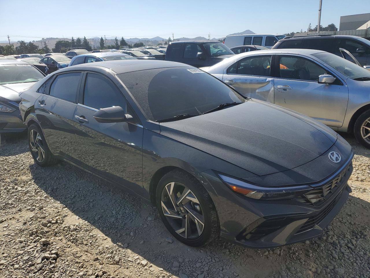 2025 Hyundai Elantra Limited - zdjęcie 4