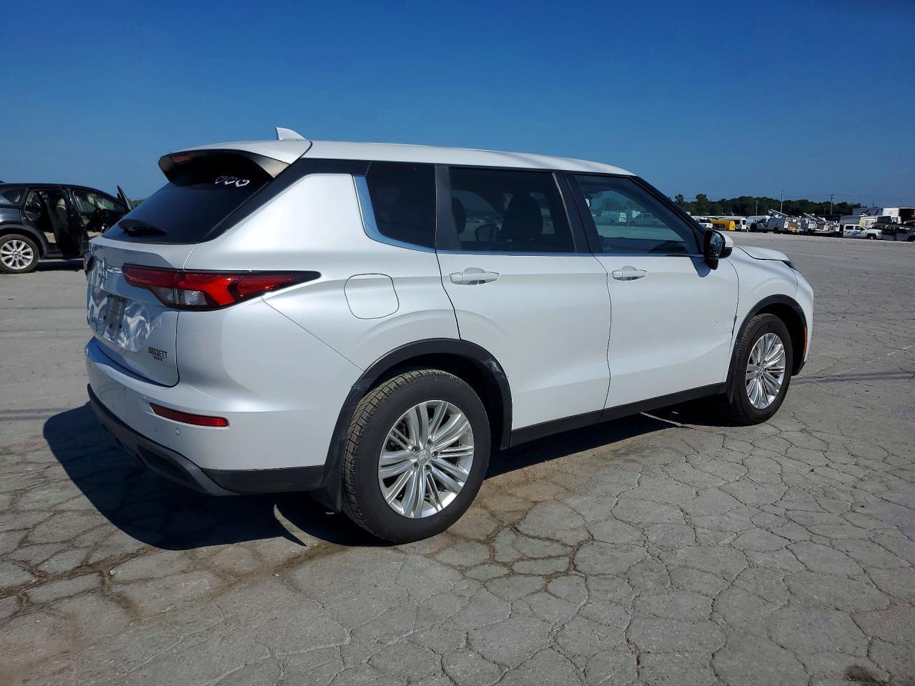 2022 Mitsubishi Outlander Es - zdjęcie 3
