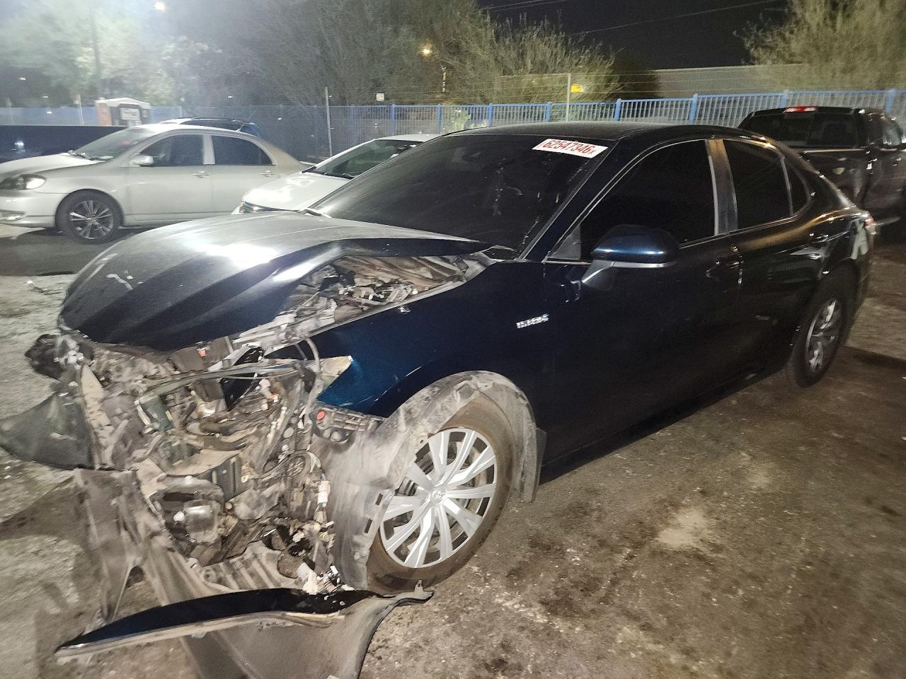 2019 Toyota Camry Le - zdjęcie główne