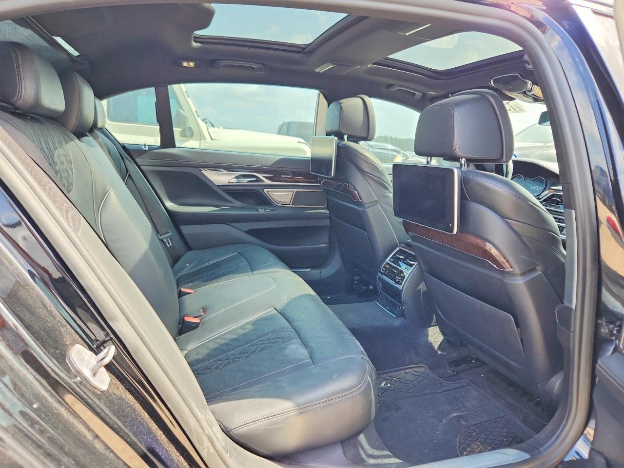 2018 BMW 750 I - zdjęcie 10