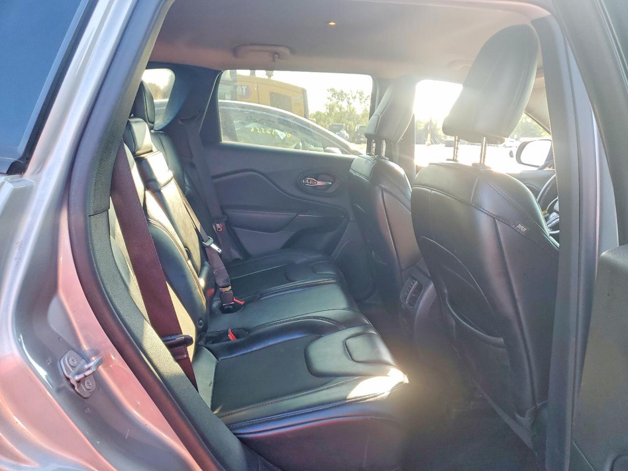 2019 Jeep Cherokee Trailhawk - zdjęcie 11