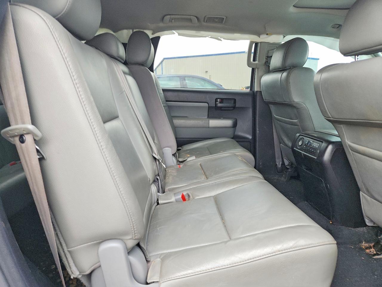 2017 Toyota Sequoia Sr5 - zdjęcie 11