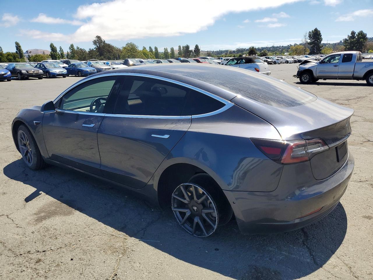 2020 Tesla Model 3 - zdjęcie 2