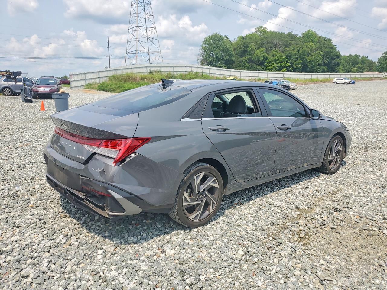 2025 Hyundai Elantra Limited - zdjęcie 3