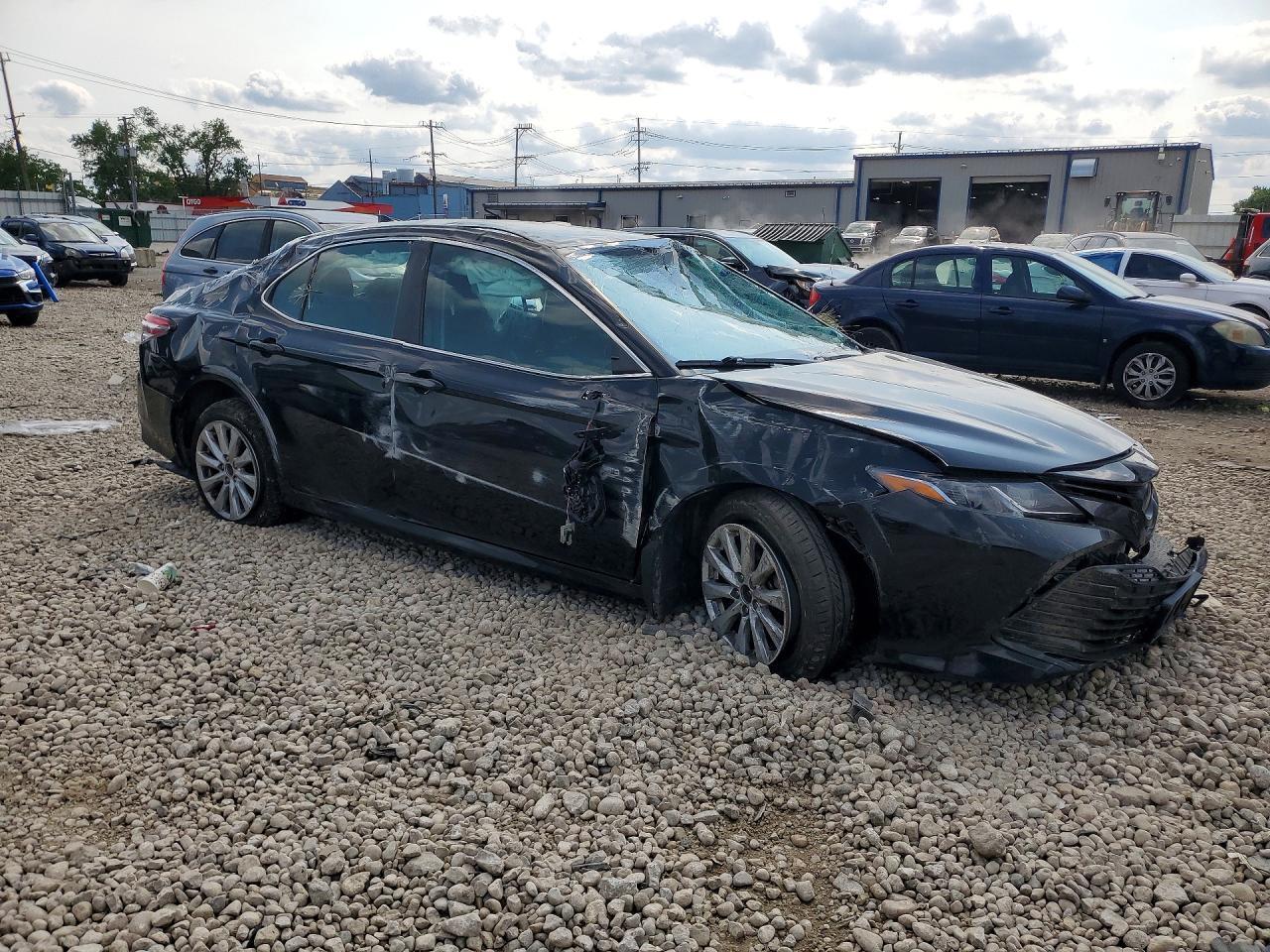 2020 Toyota Camry Le - zdjęcie 4