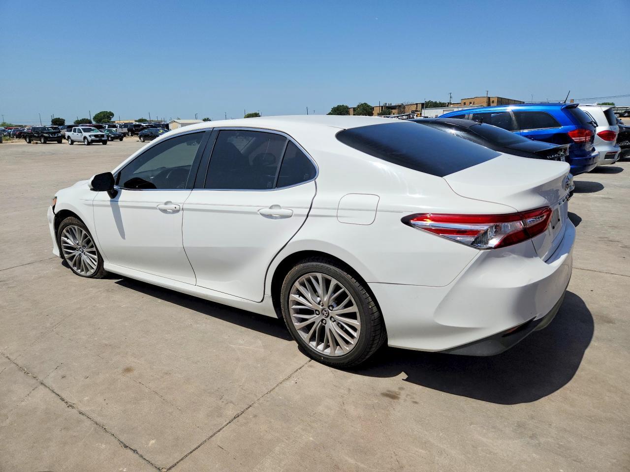 2018 Toyota Camry Le - zdjęcie 2