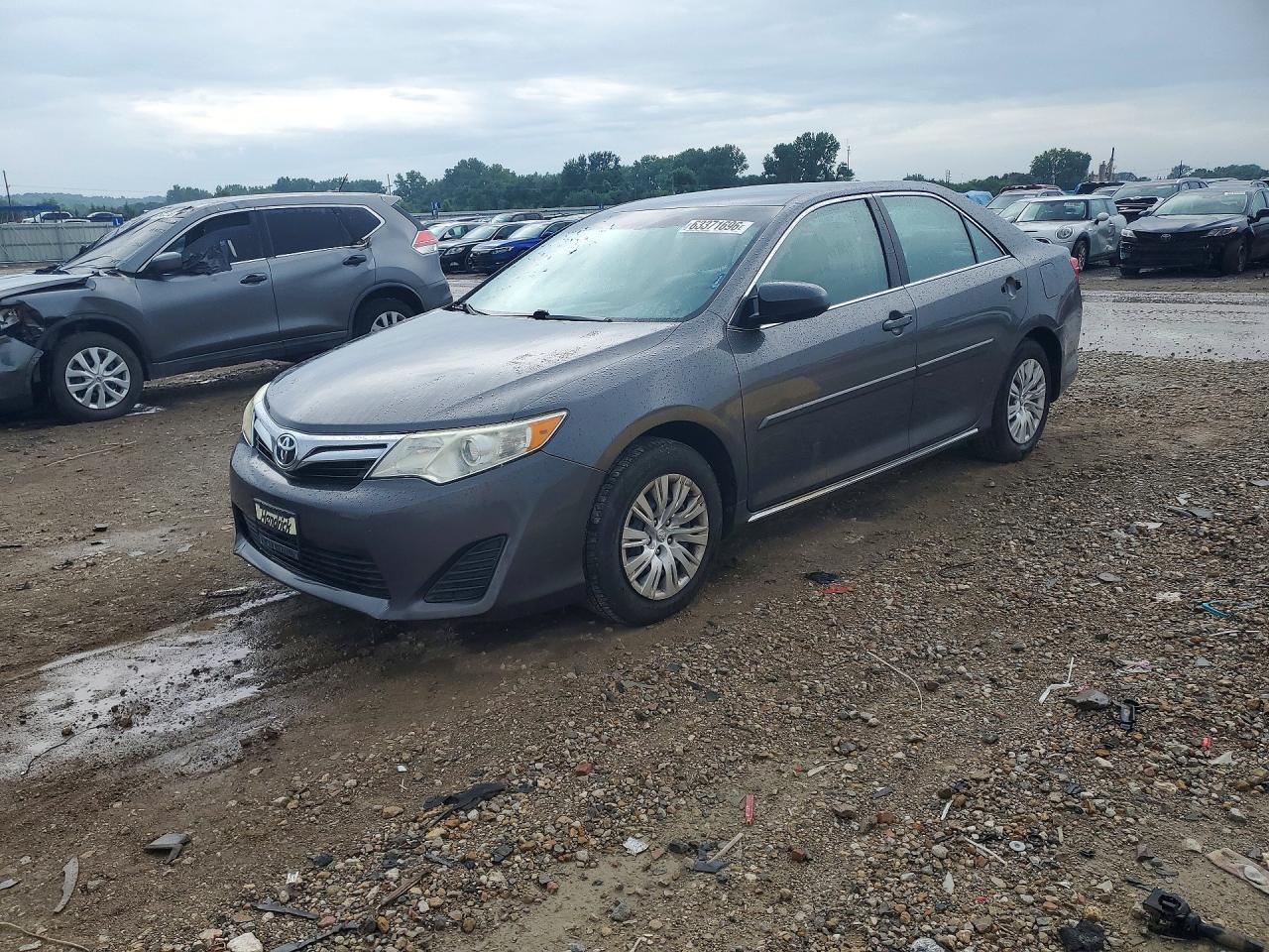 2014 Toyota Camry Le - zdjęcie główne