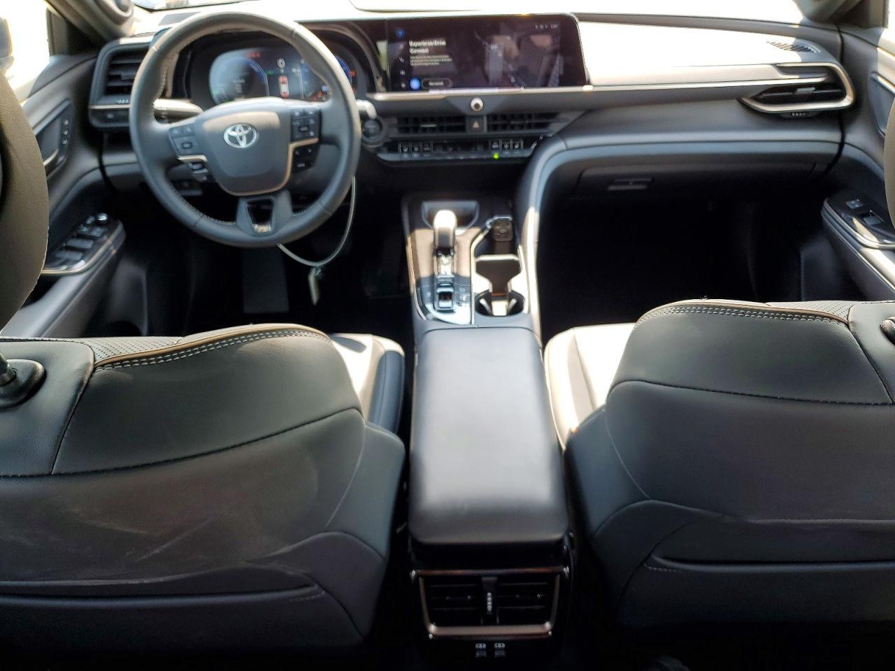 2025 Toyota Crown Nightshade - zdjęcie 8