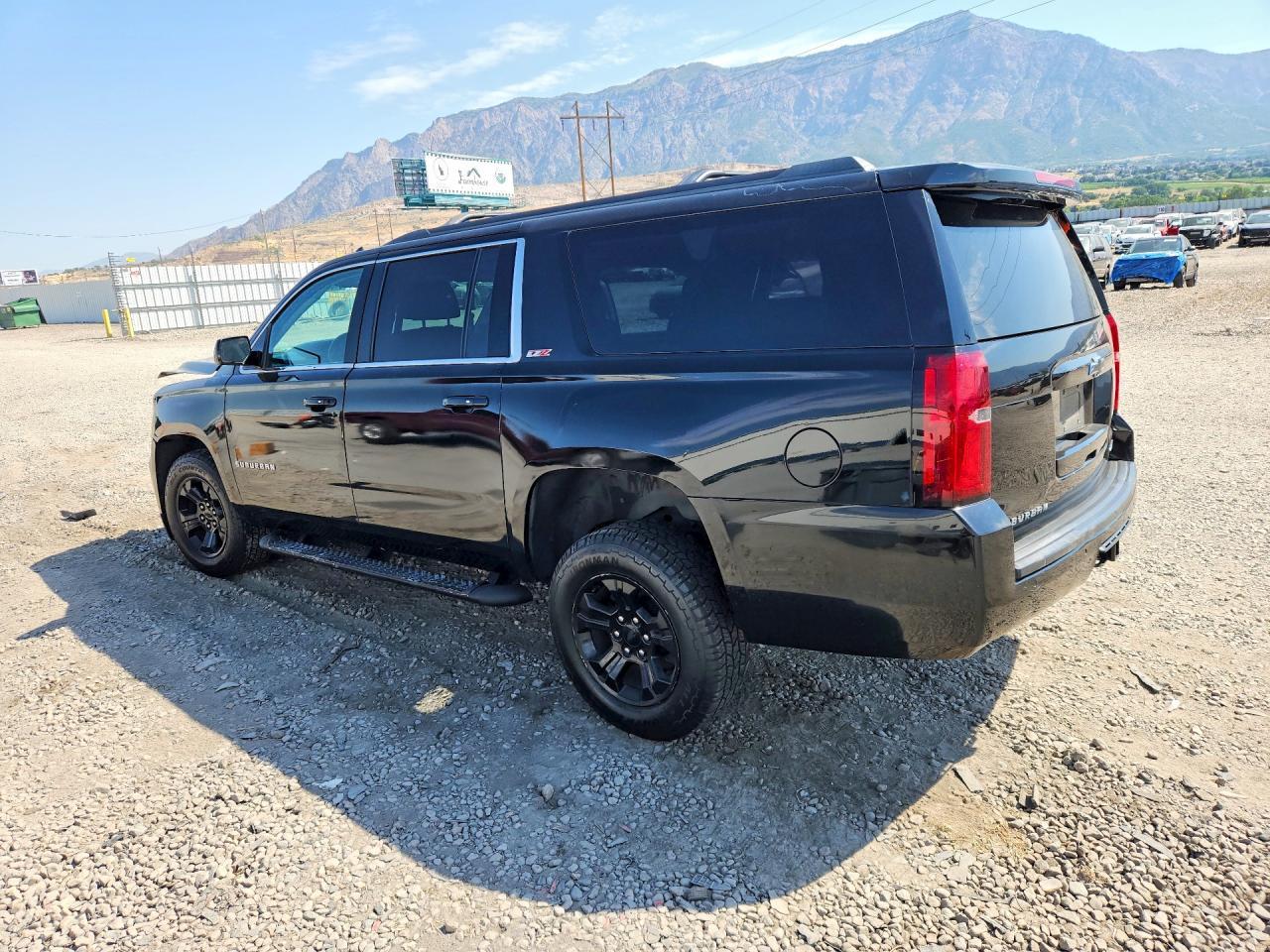 2017 Chevrolet Suburban K1500 Lt - zdjęcie 2
