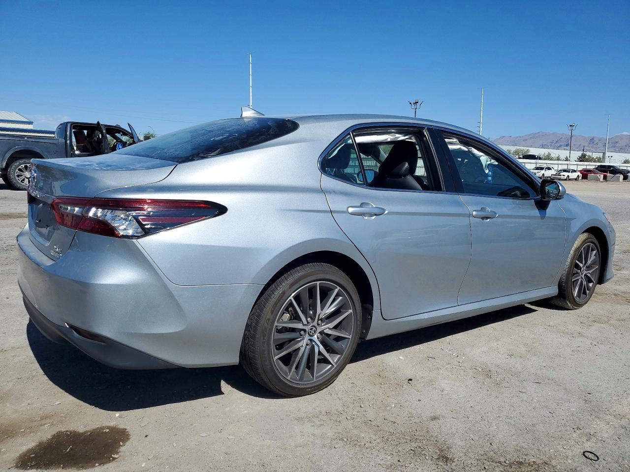 2023 Toyota Camry Xle - zdjęcie 3