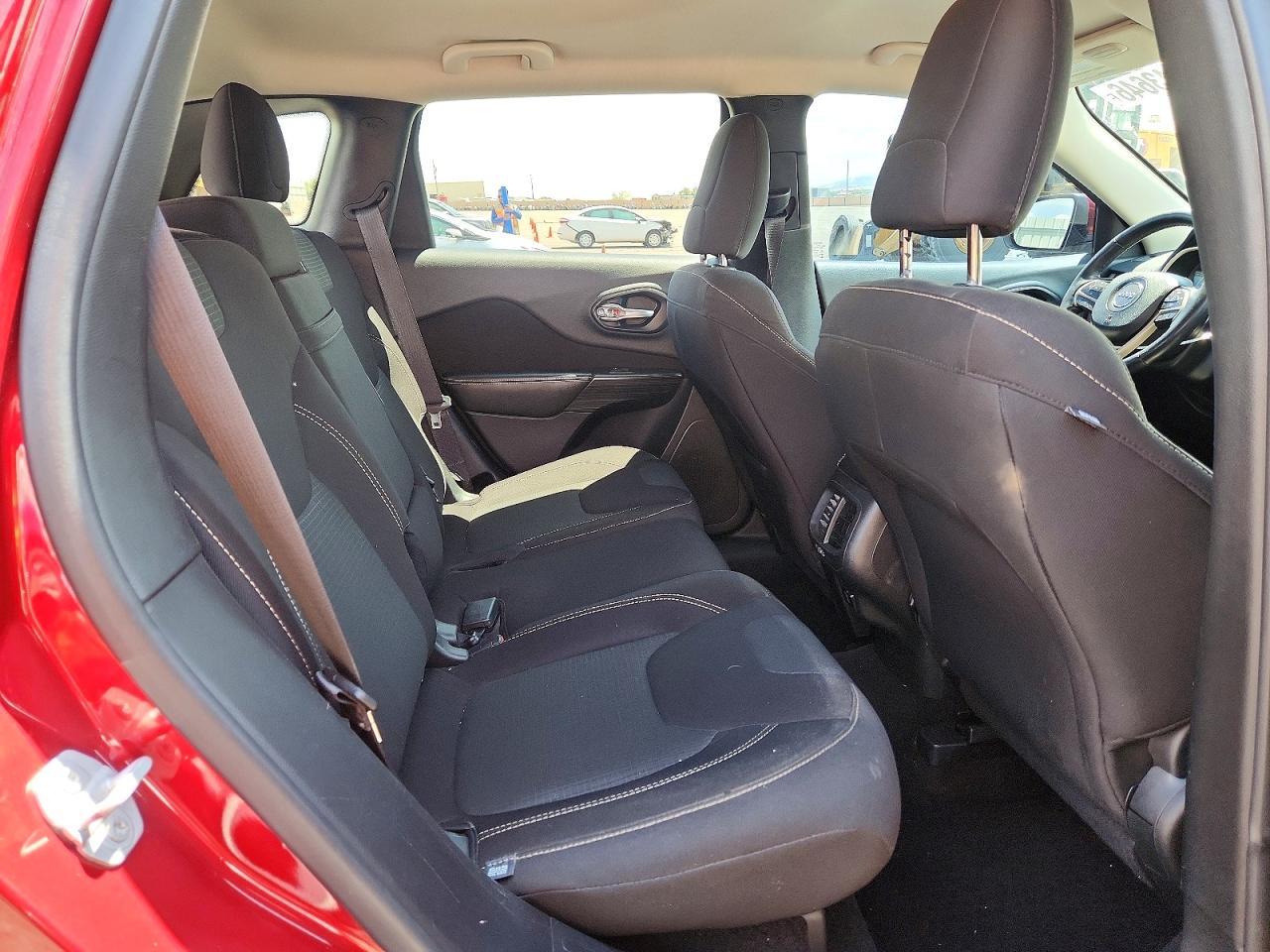 2016 Jeep Cherokee Latitude - zdjęcie 11