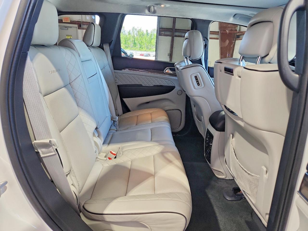 2017 Jeep Grand Cherokee Summit - zdjęcie 11