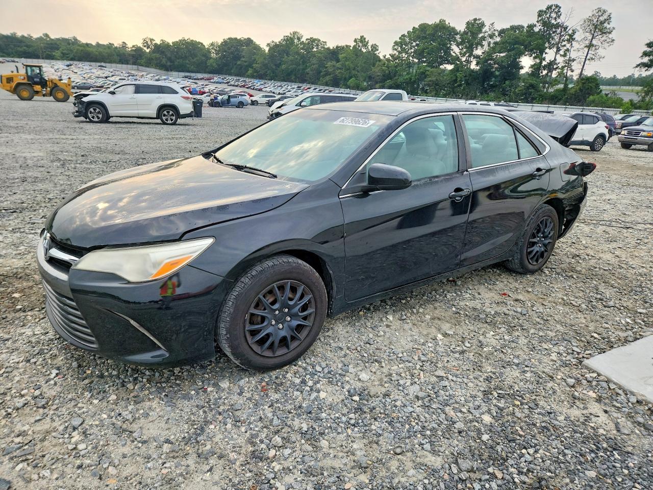 2017 Toyota Camry Le - zdjęcie główne