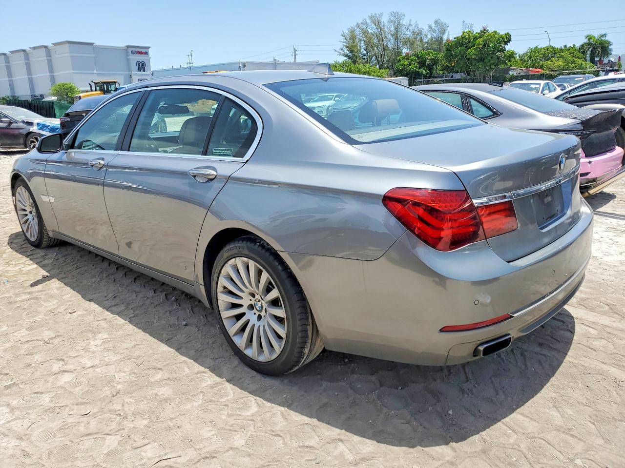 2013 BMW 750 Li - zdjęcie 2