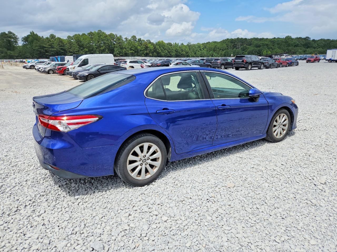 2018 Toyota Camry Le - zdjęcie 3