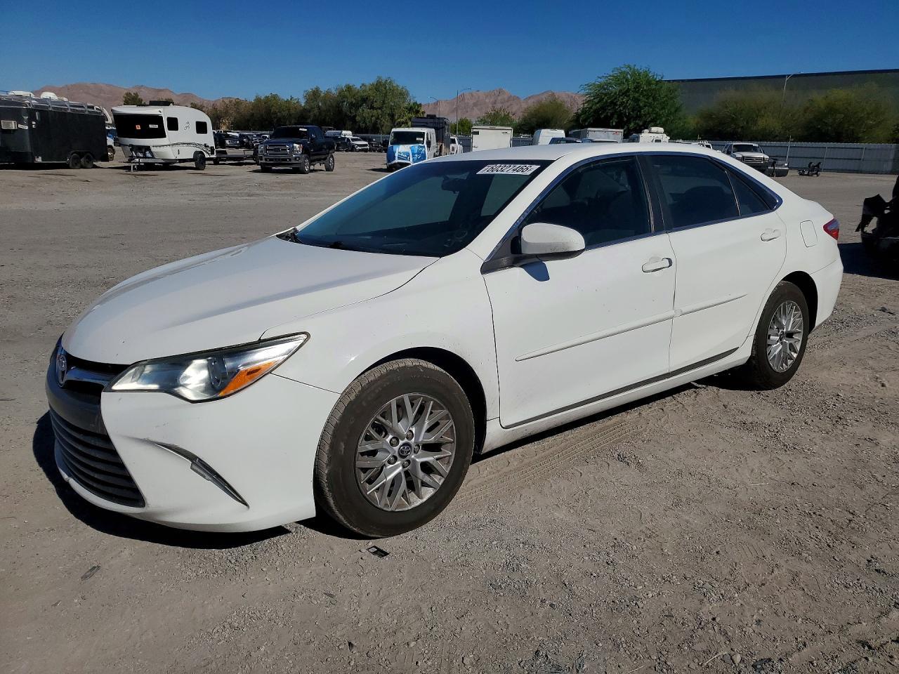 2016 Toyota Camry Le - zdjęcie główne