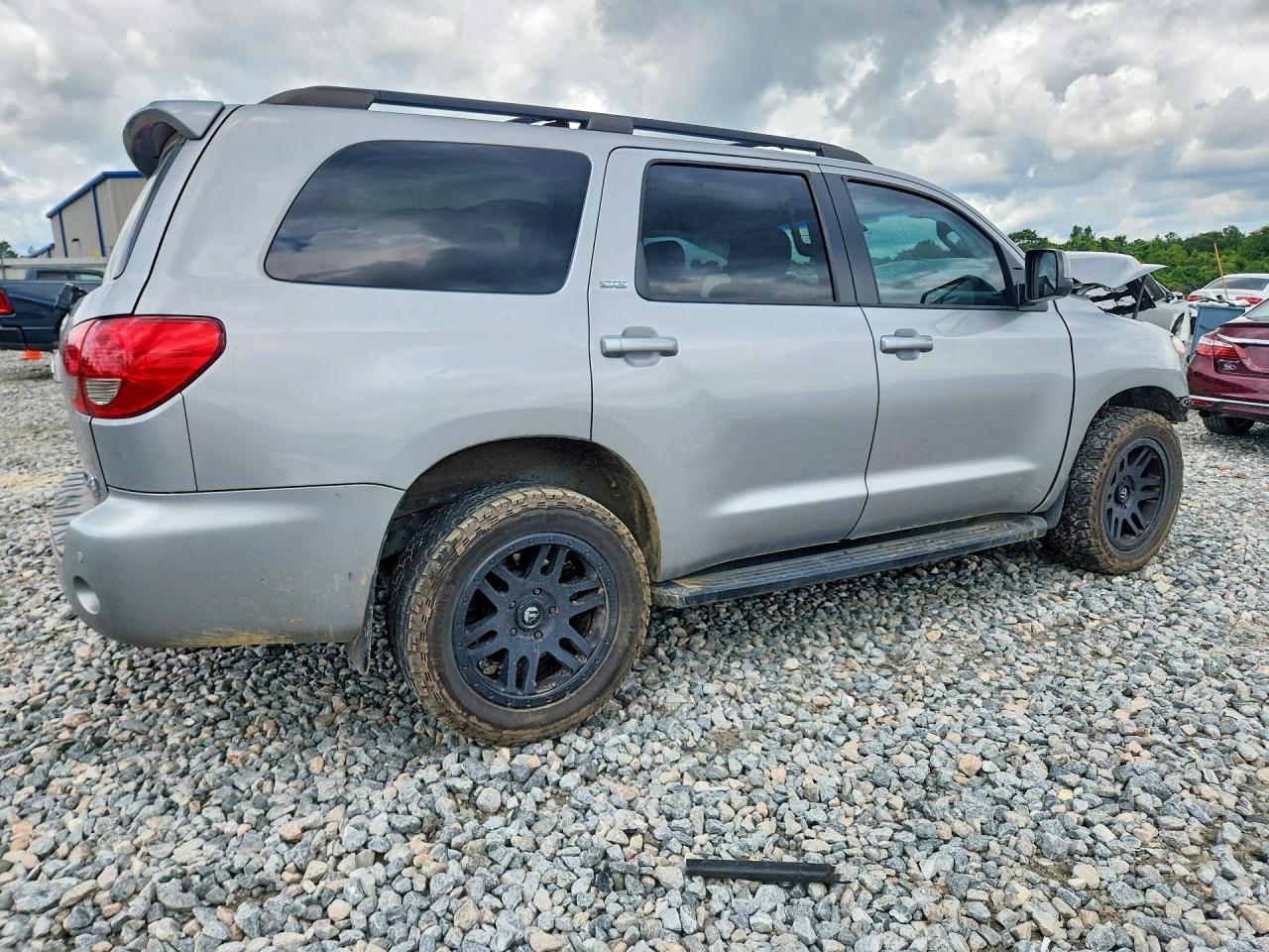 2017 Toyota Sequoia Sr5 - zdjęcie 3