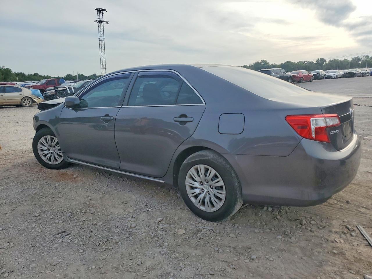 2014 Toyota Camry Le - zdjęcie 2