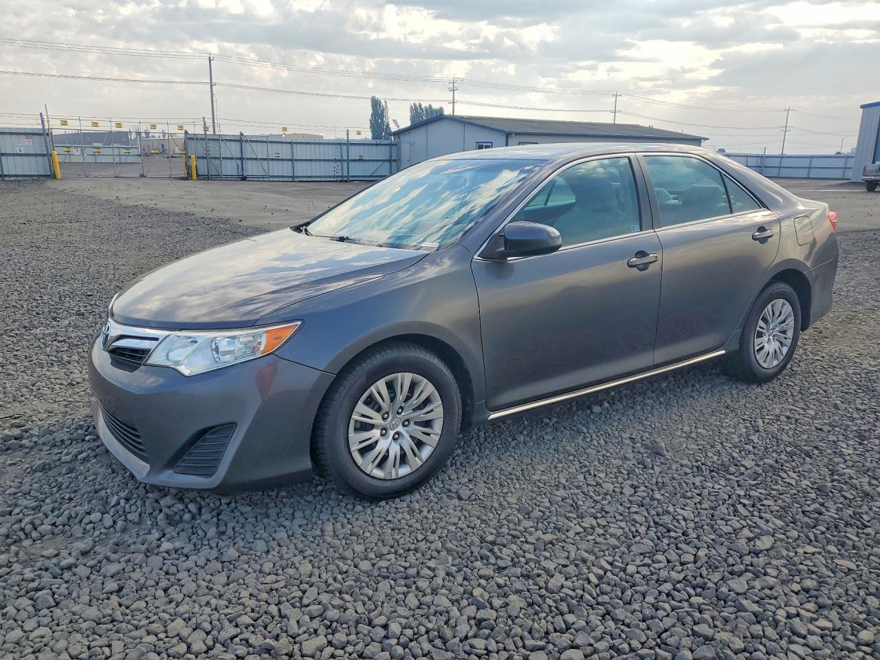 2013 Toyota Camry Le - zdjęcie główne