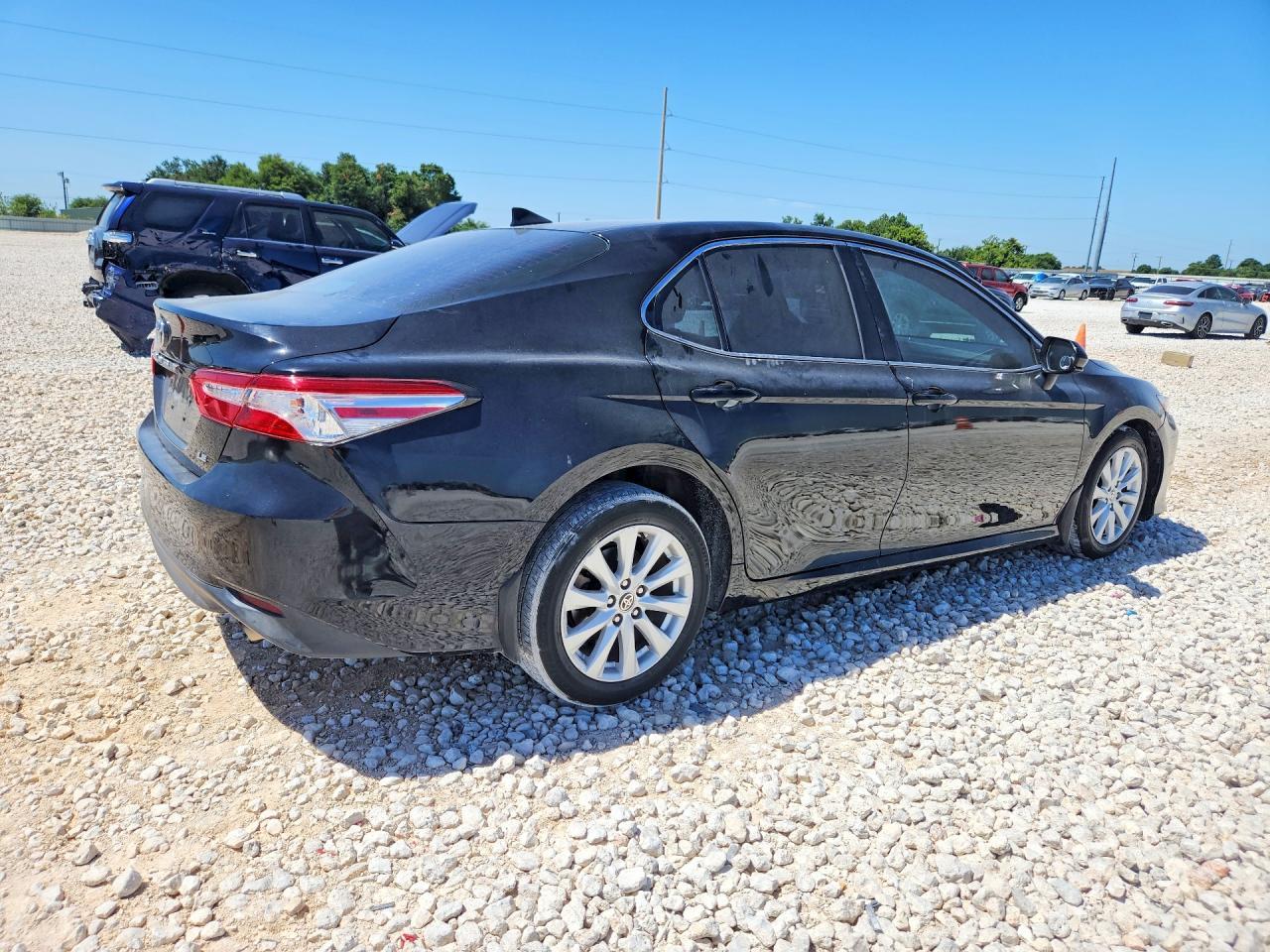 2020 Toyota Camry Le - zdjęcie 3