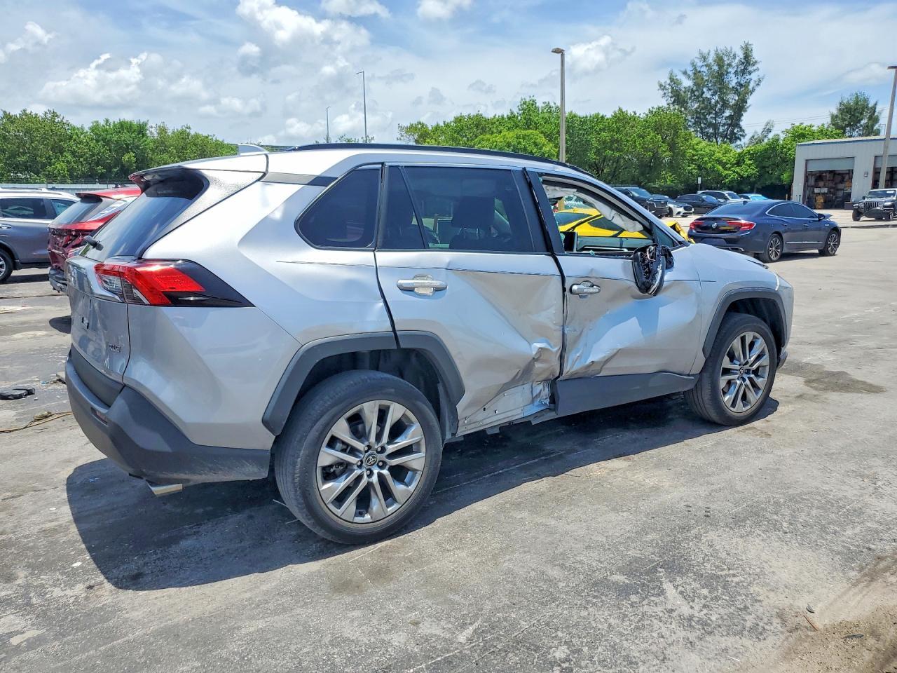 2023 Toyota Rav4 Xle Premium - zdjęcie 3