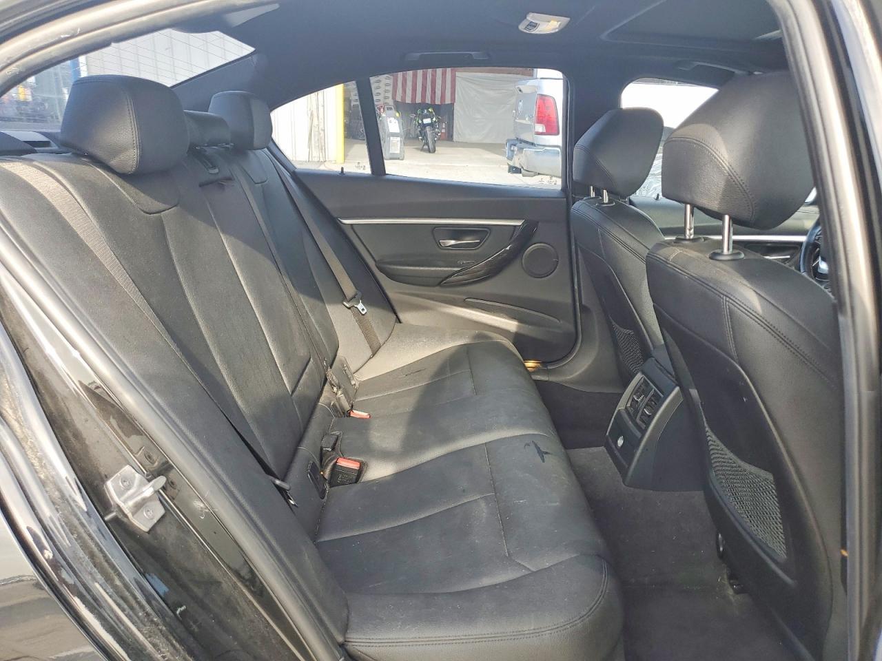 2017 BMW Seria 3 330i - zdjęcie 10